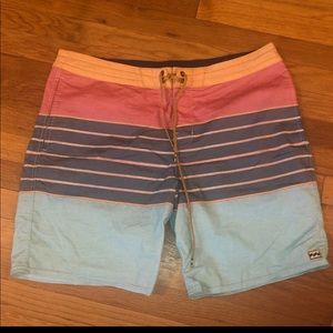 BILLABONG BOARD SHORTS - 36 W
